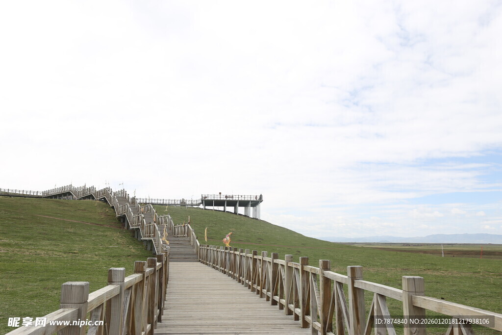 草原木栈道通向远方