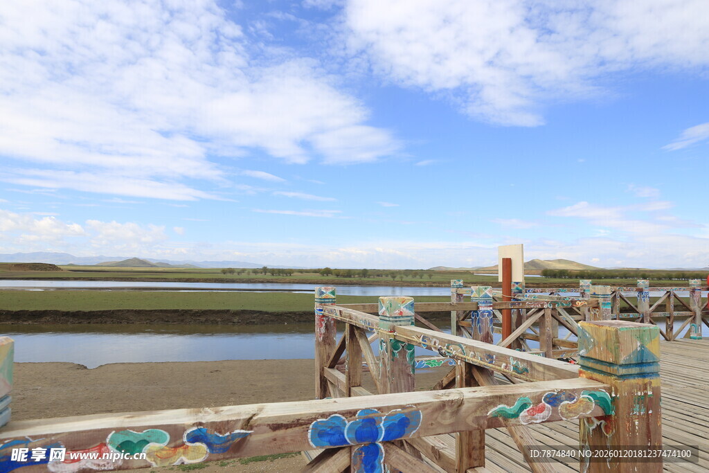 海边木质栈道风景
