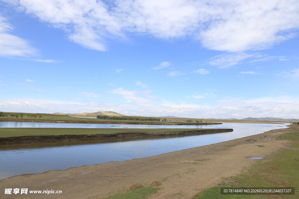 广阔天地间的宁静河流