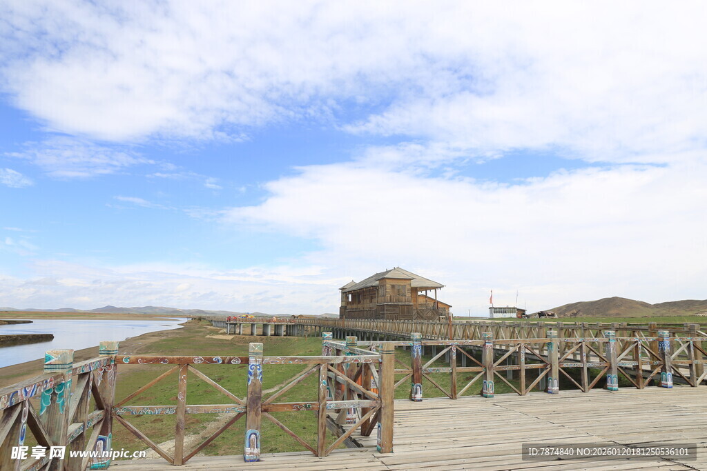 海边木质栈道与远处建筑