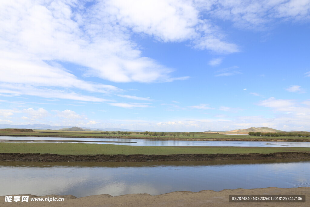 蓝天碧水草原美丽风光