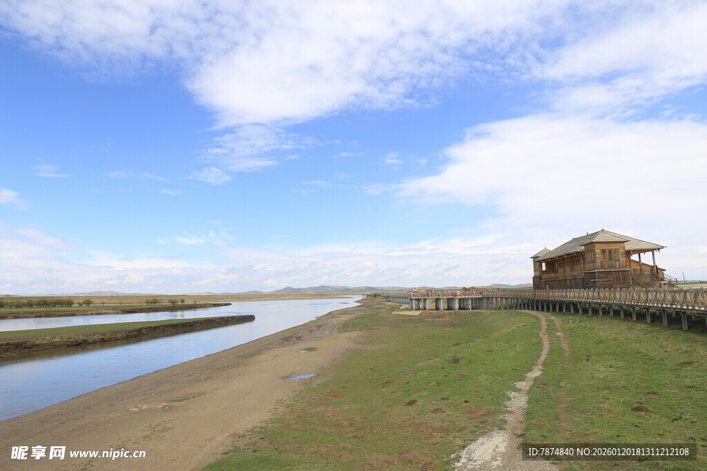 草原河畔的古朴建筑