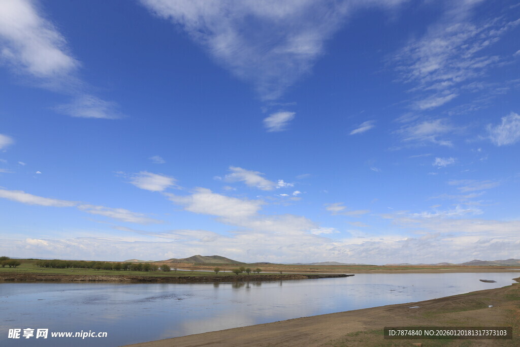 蓝天碧水间的开阔自然景观