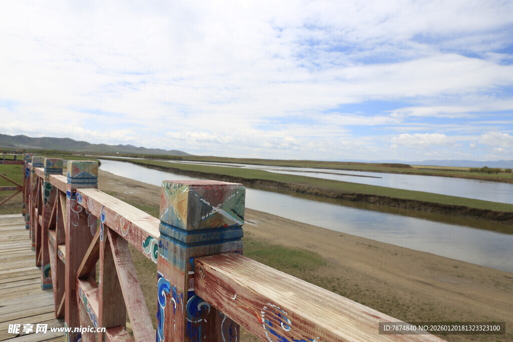 河畔木栈道风景