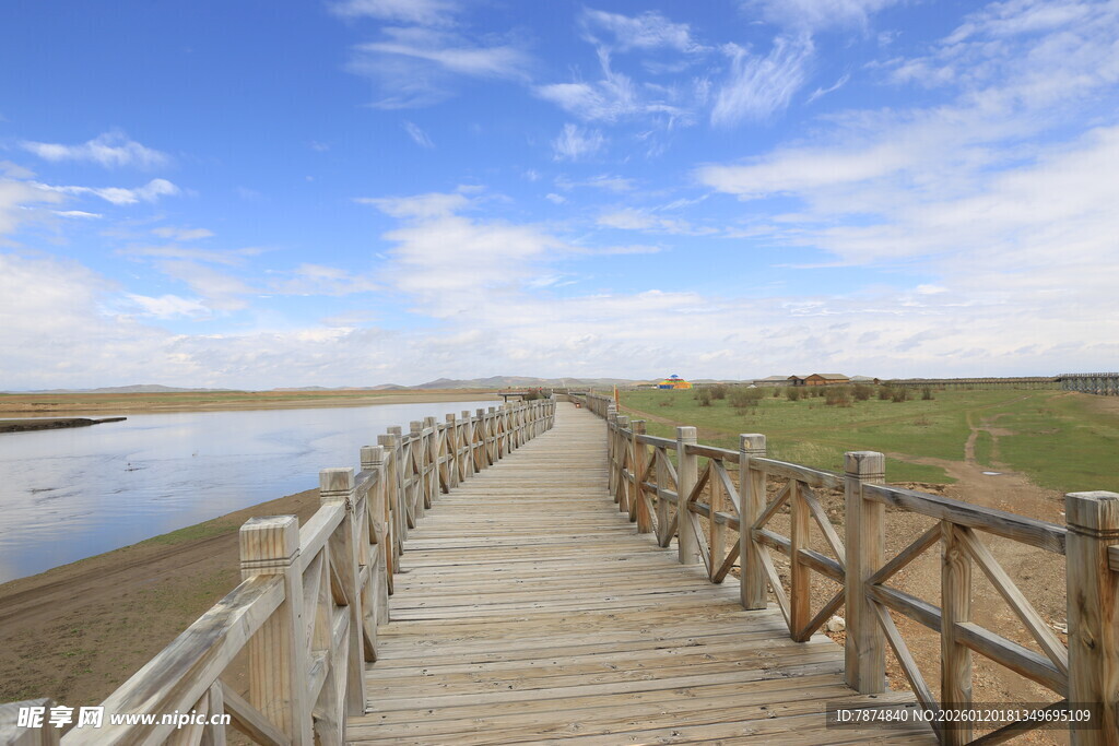 湖畔木栈道 自然风光美