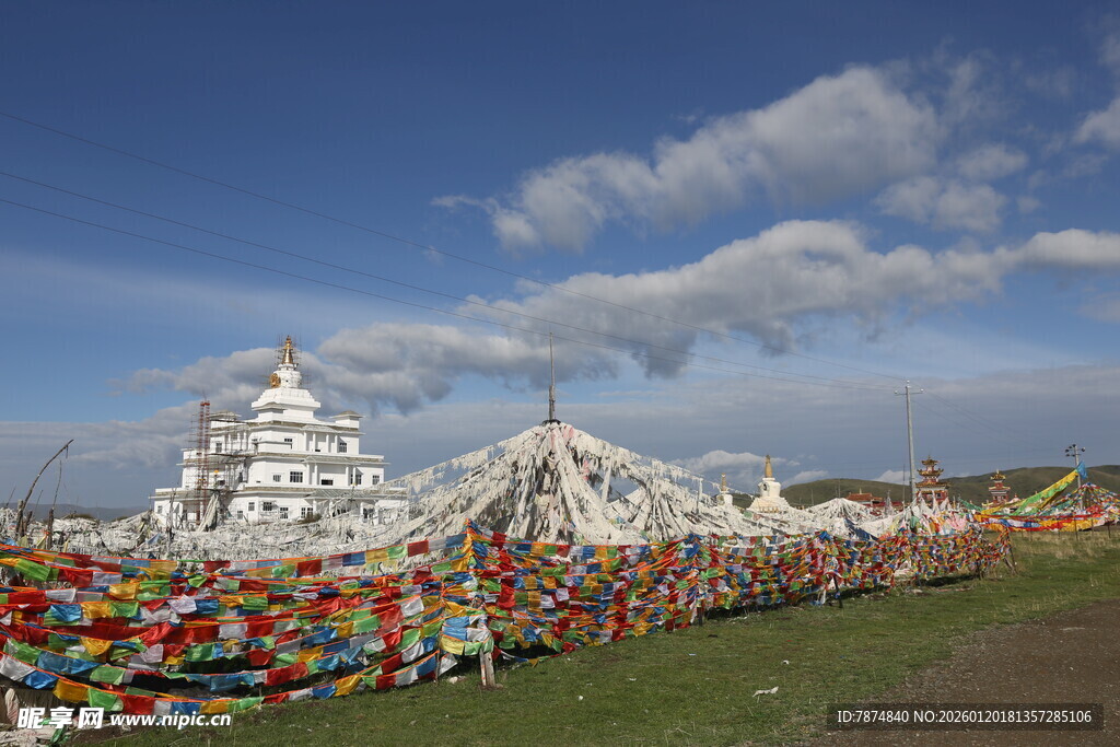 草原上的多彩经幡与白塔