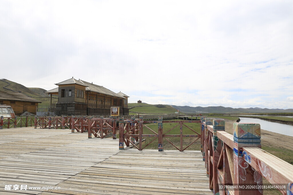 湖畔木质栈道与特色建筑