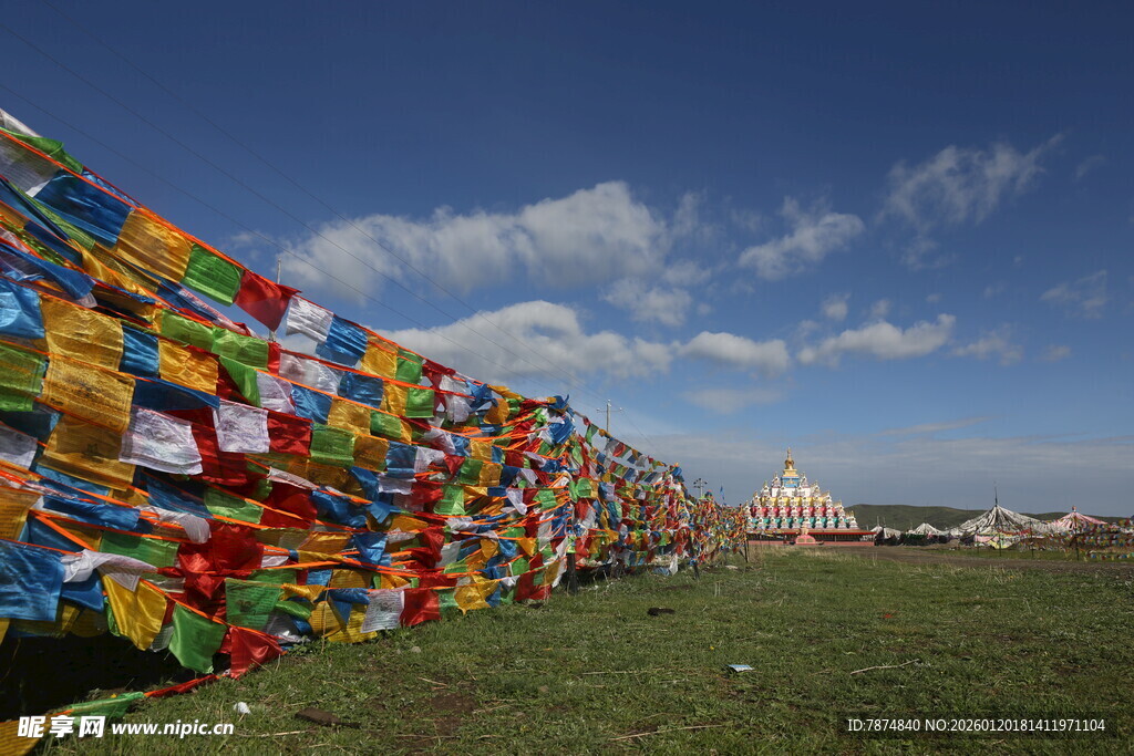 草原上的多彩经幡
