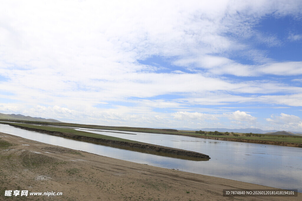 广阔水域与蓝天白云景观