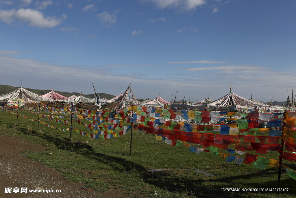 草原上的多彩经幡景观