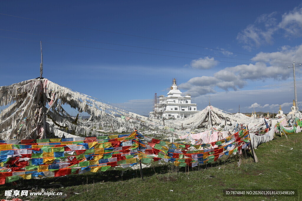 草原上的多彩经幡阵