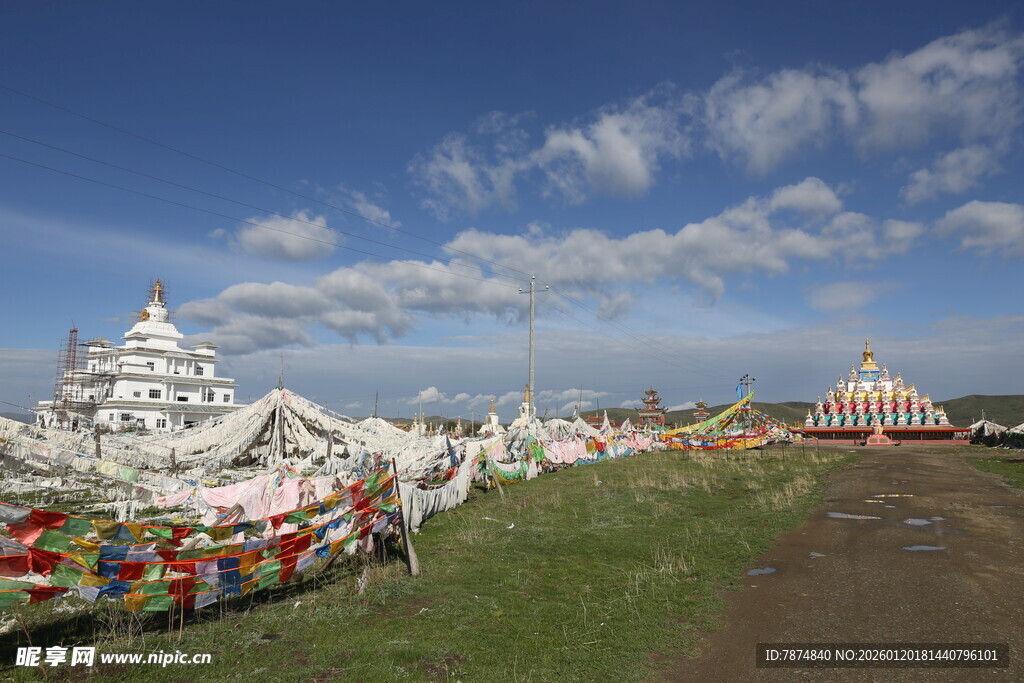 草原上的多彩寺庙景观