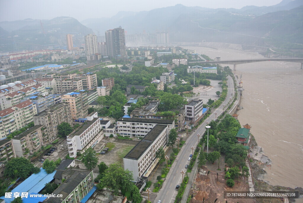 江边城市景观俯瞰