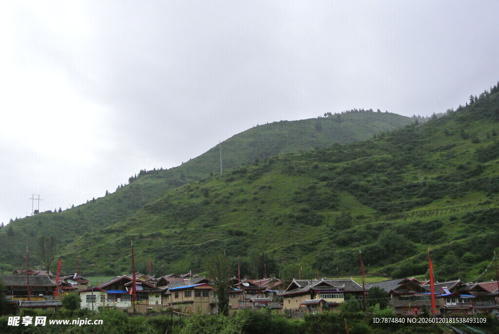 青山下的村落风光