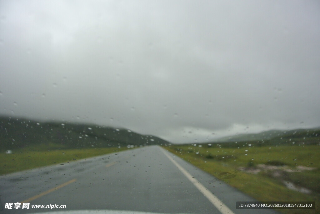 雨中公路景色