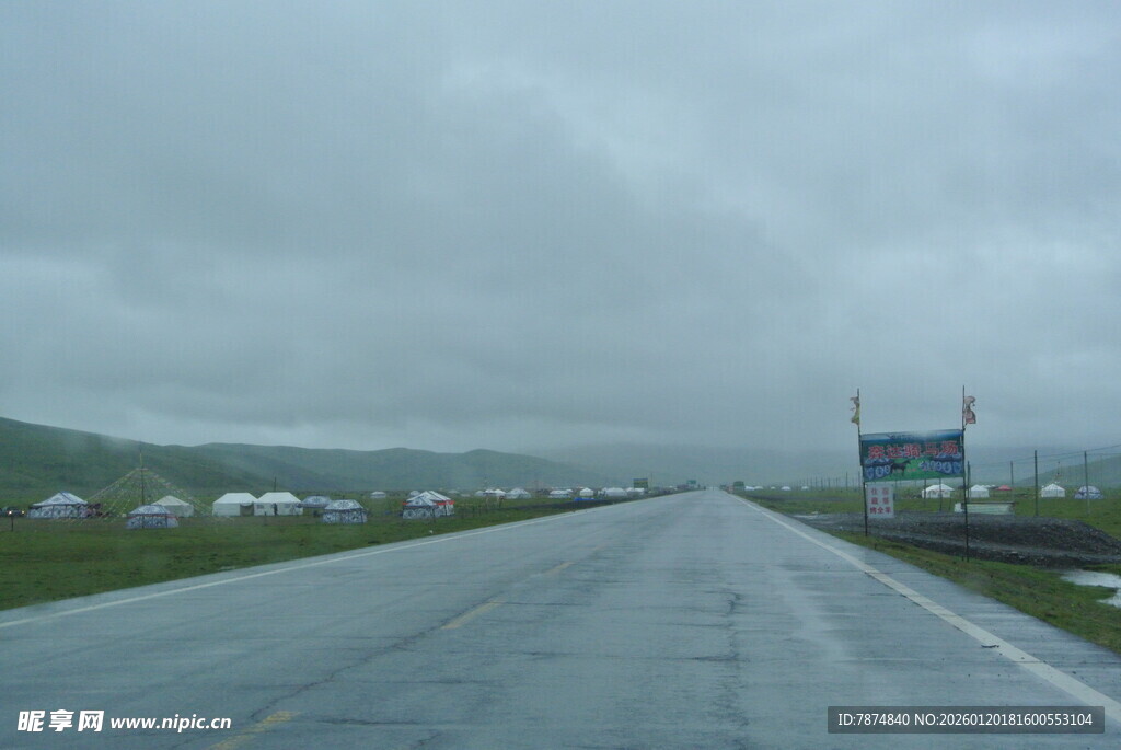 雨中公路 前路朦胧