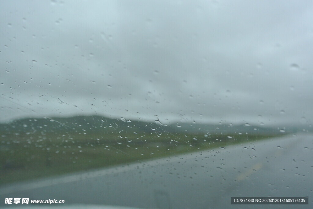 雨中公路风景