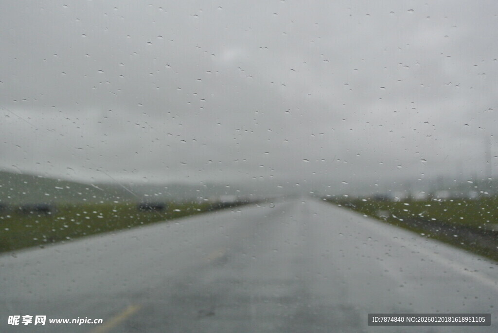 雨中延伸的空旷公路