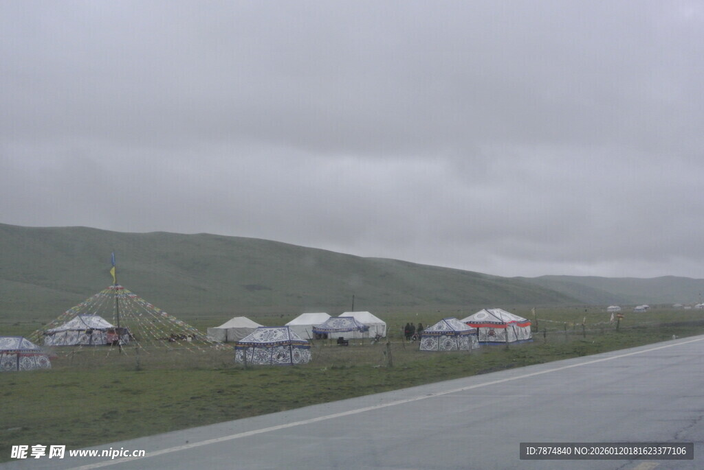 草原公路旁的白色帐篷群