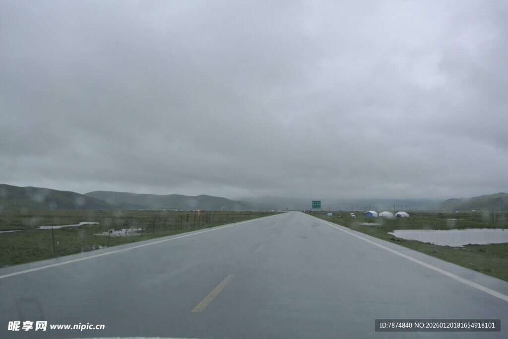 雨中公路景象