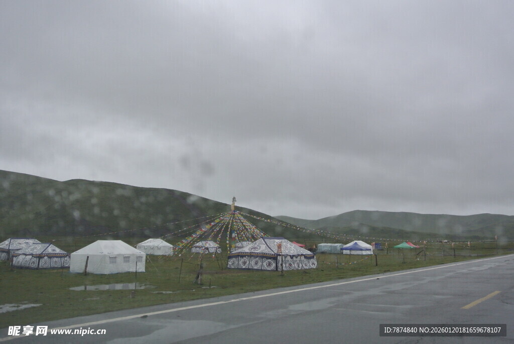 公路旁的露营帐篷景象