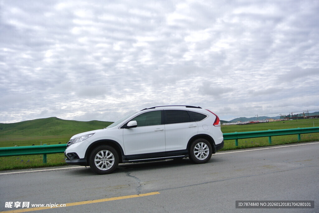 公路上的白色SUV