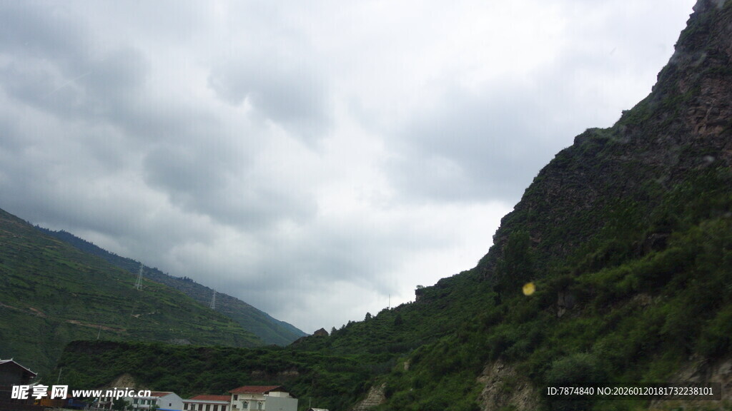 山间云雾缭绕的翠绿景致