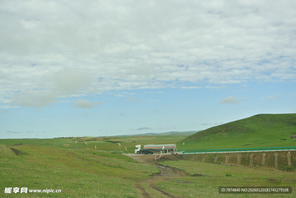 草原上的铁路设施景观