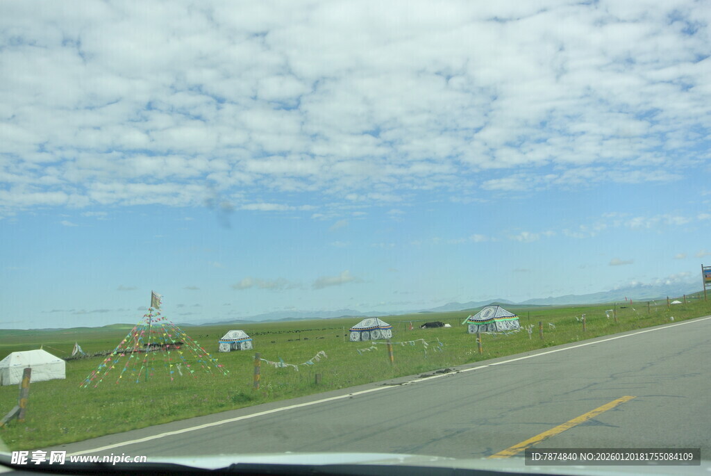 公路旁草原上的白色帐篷