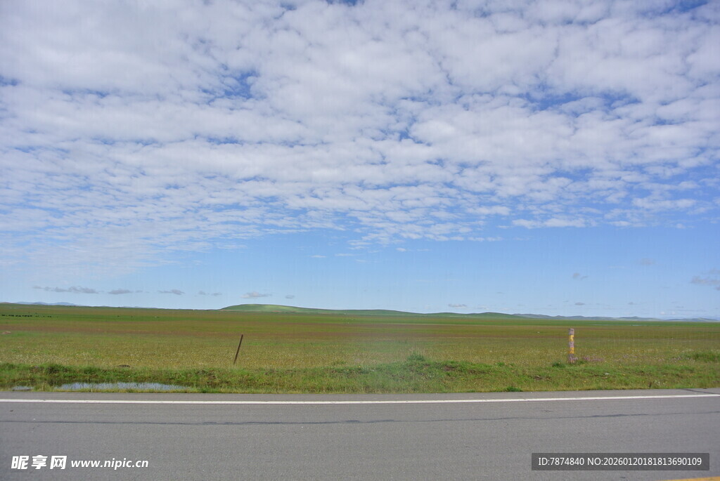 公路边的开阔草原与蓝天
