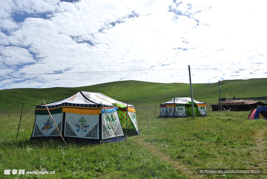 草原上的露营帐篷