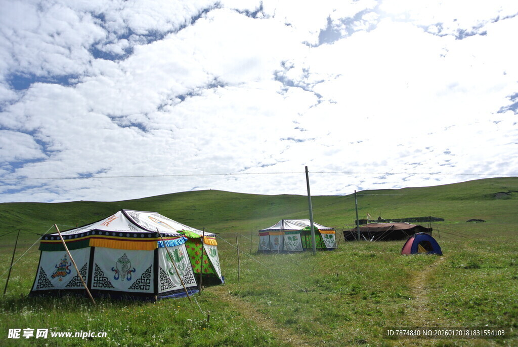 草原上的多彩露营帐篷