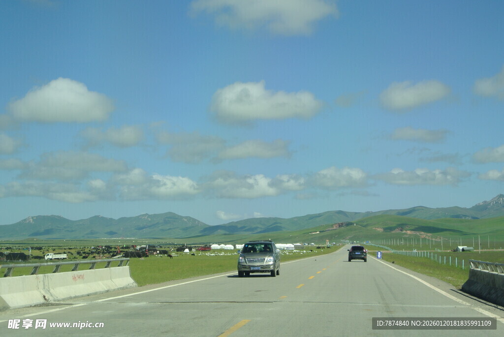 公路上行驶的车辆与风景