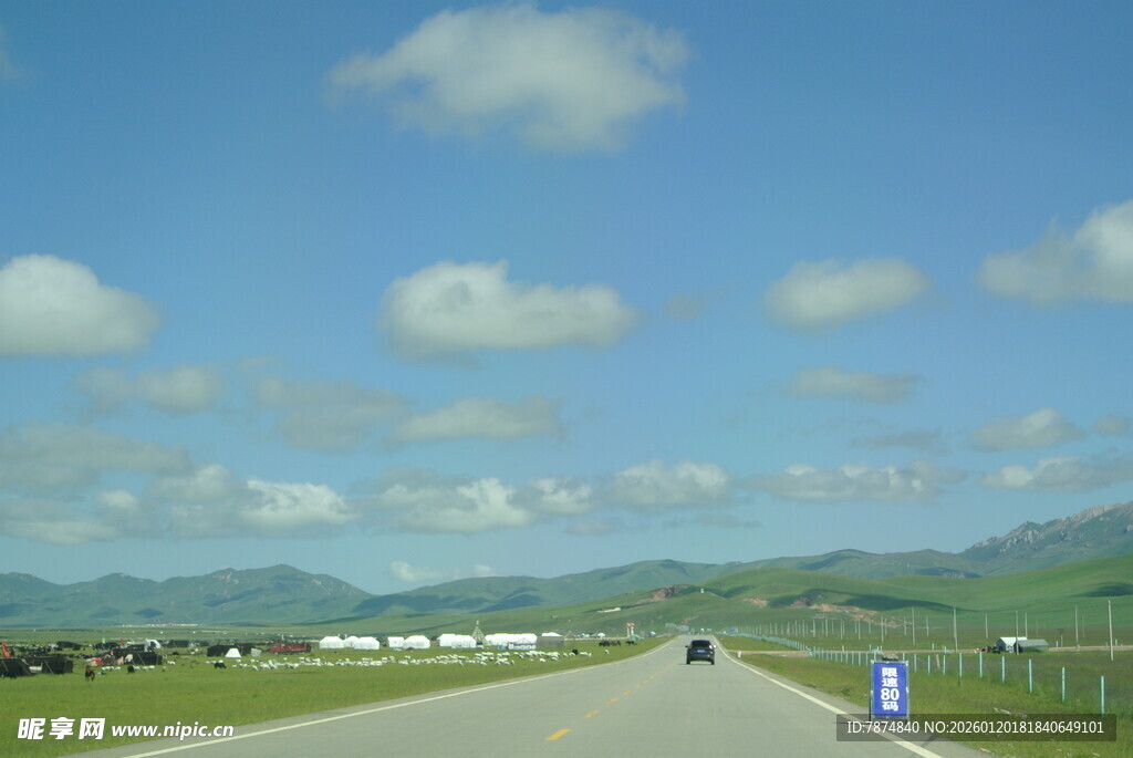 宽阔公路通向远方美景