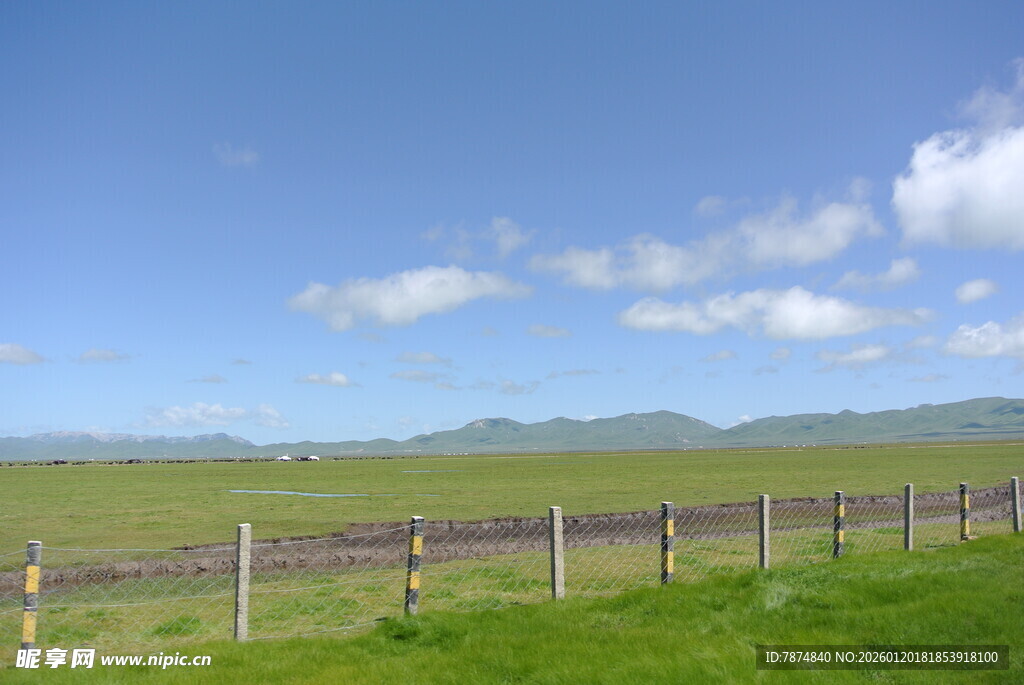 草原围栏边的晴朗风光