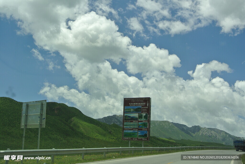 公路旁的山景与广告牌