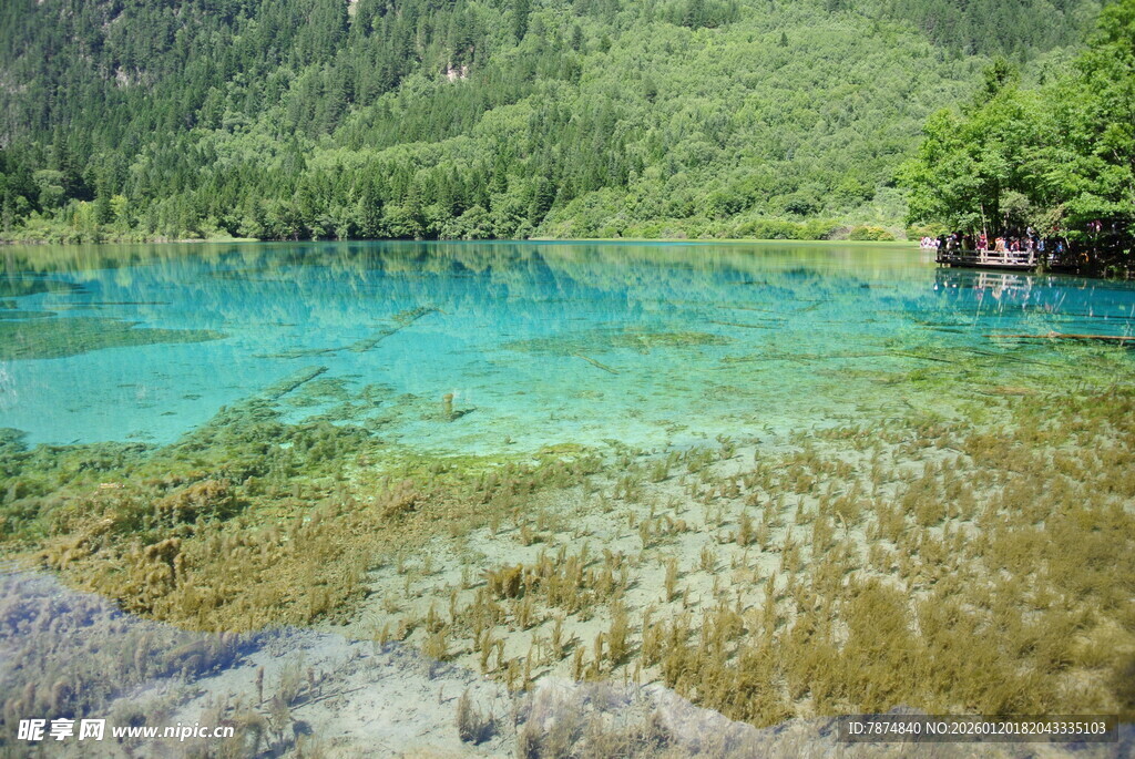梦幻蓝绿色清澈山间湖泊