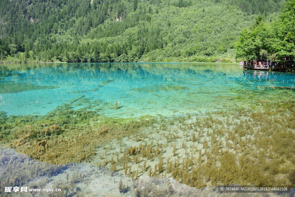 梦幻蓝绿色清澈山间湖泊