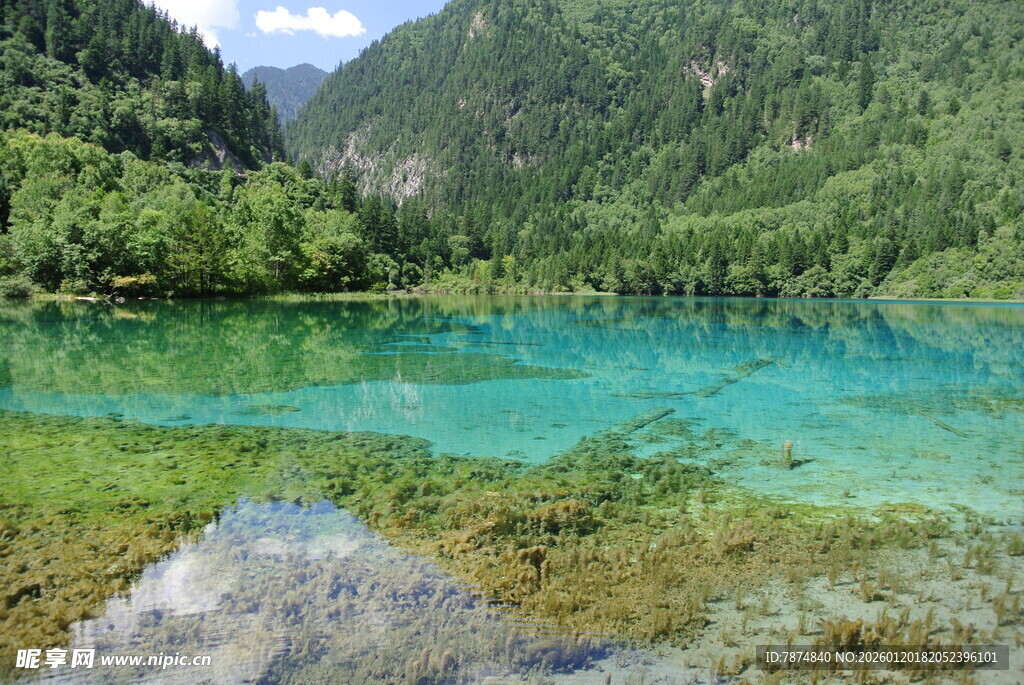 梦幻蓝湖 青山环绕之景