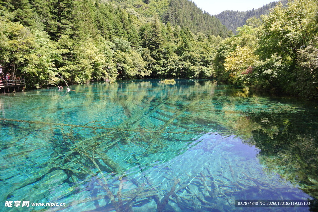 清澈碧绿的山间幽美湖泊