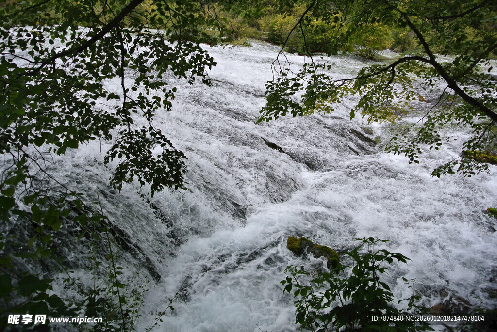 山间瀑布流水景观