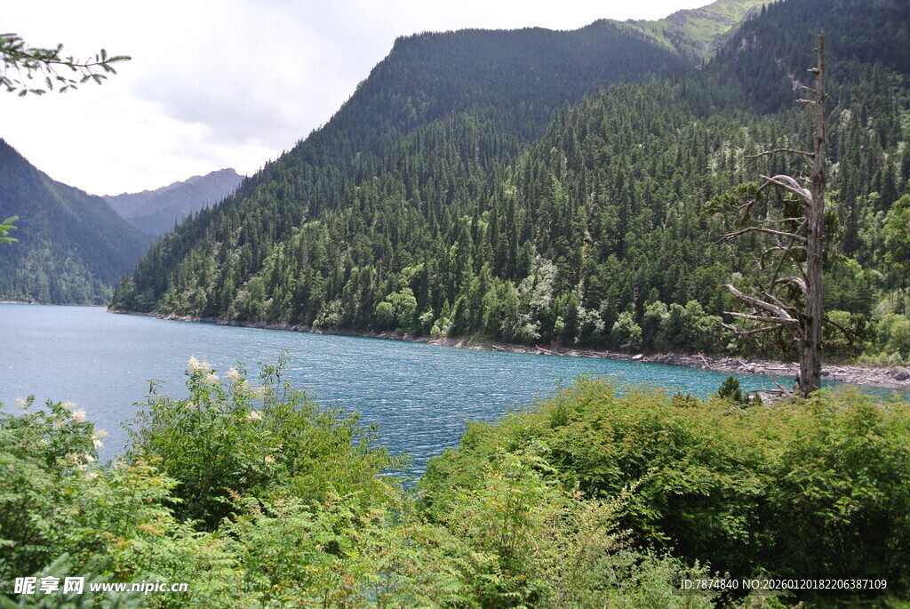 青山环抱的静谧湖泊