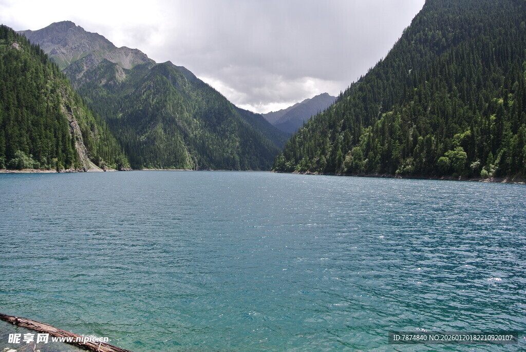 高山环抱的清澈湖泊