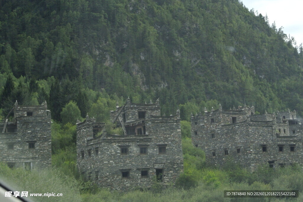 山间废弃的古老石屋遗迹