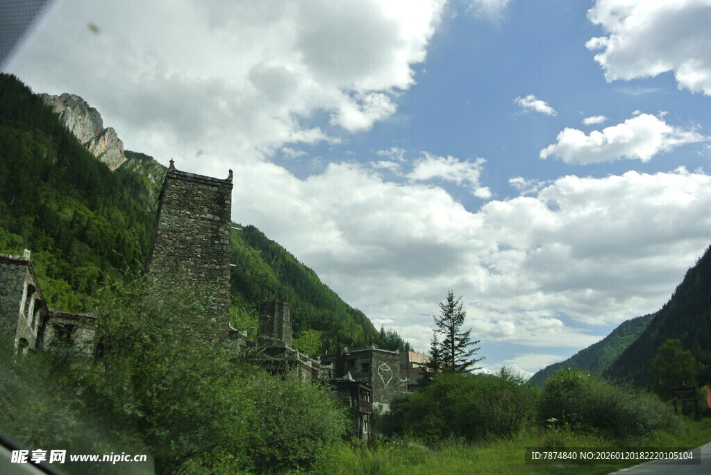 山间公路旁的古老建筑