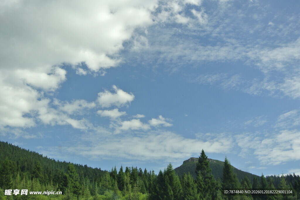 蓝天白云下的山林美景