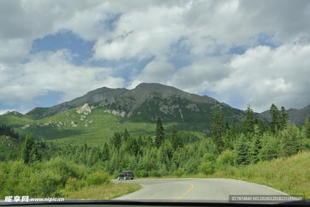 车窗外的青山绿野风景