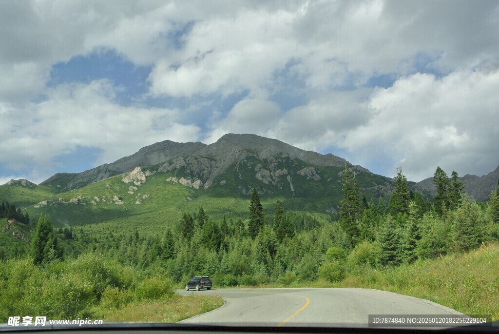 车窗外的青山绿野风光