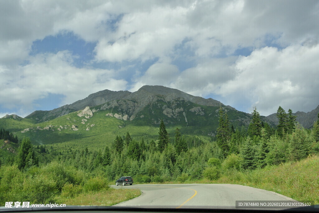 公路旁的翠绿山峦与蓝天