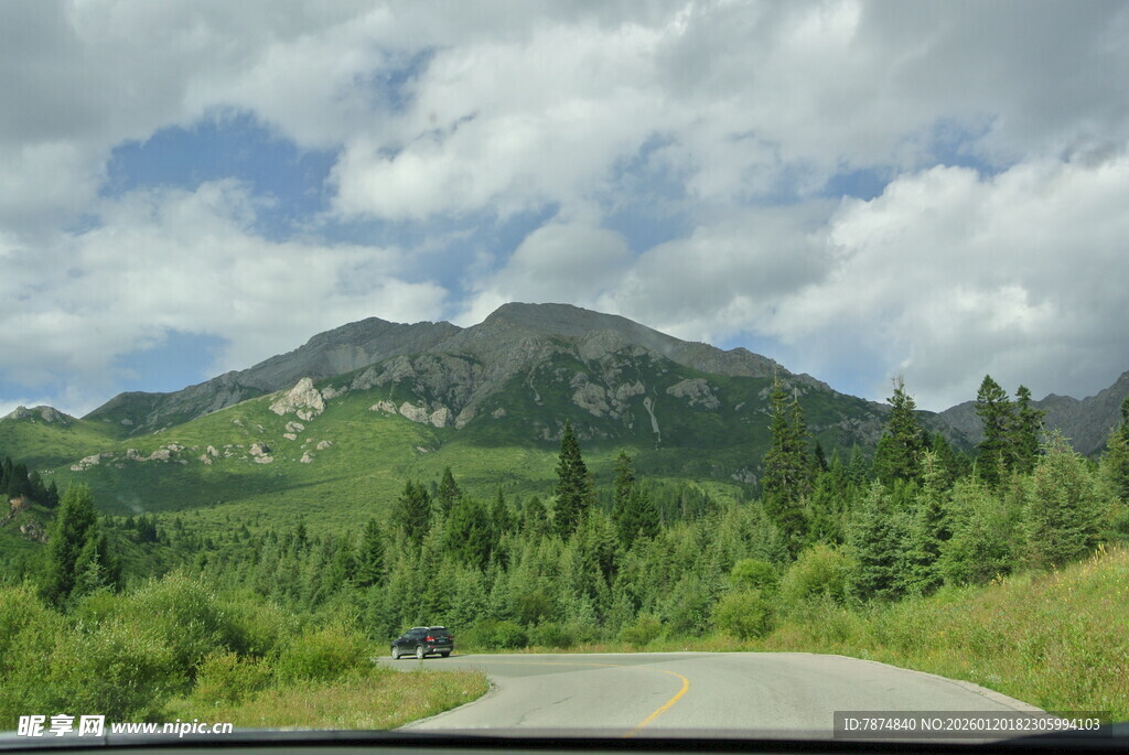 车窗外的青山绿野风光